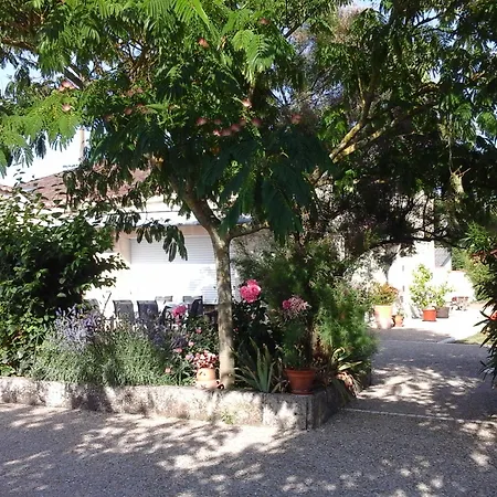 Les Roses Trémières Bed and breakfast Gémozac