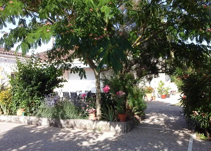 Les Roses Trémières Couette-café Gémozac